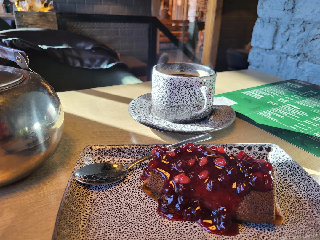 Было отлично. Даже привлекли местного жителя показать нам, как правильно вкушать местные буузы (позы)