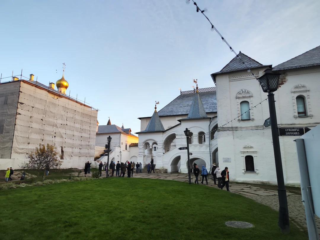 Благодарим Станислава от всей нашей большой компании. Станислав прекрасный экскурсовод, достаточно эмоционально рассказывает, умеет управлять голосом