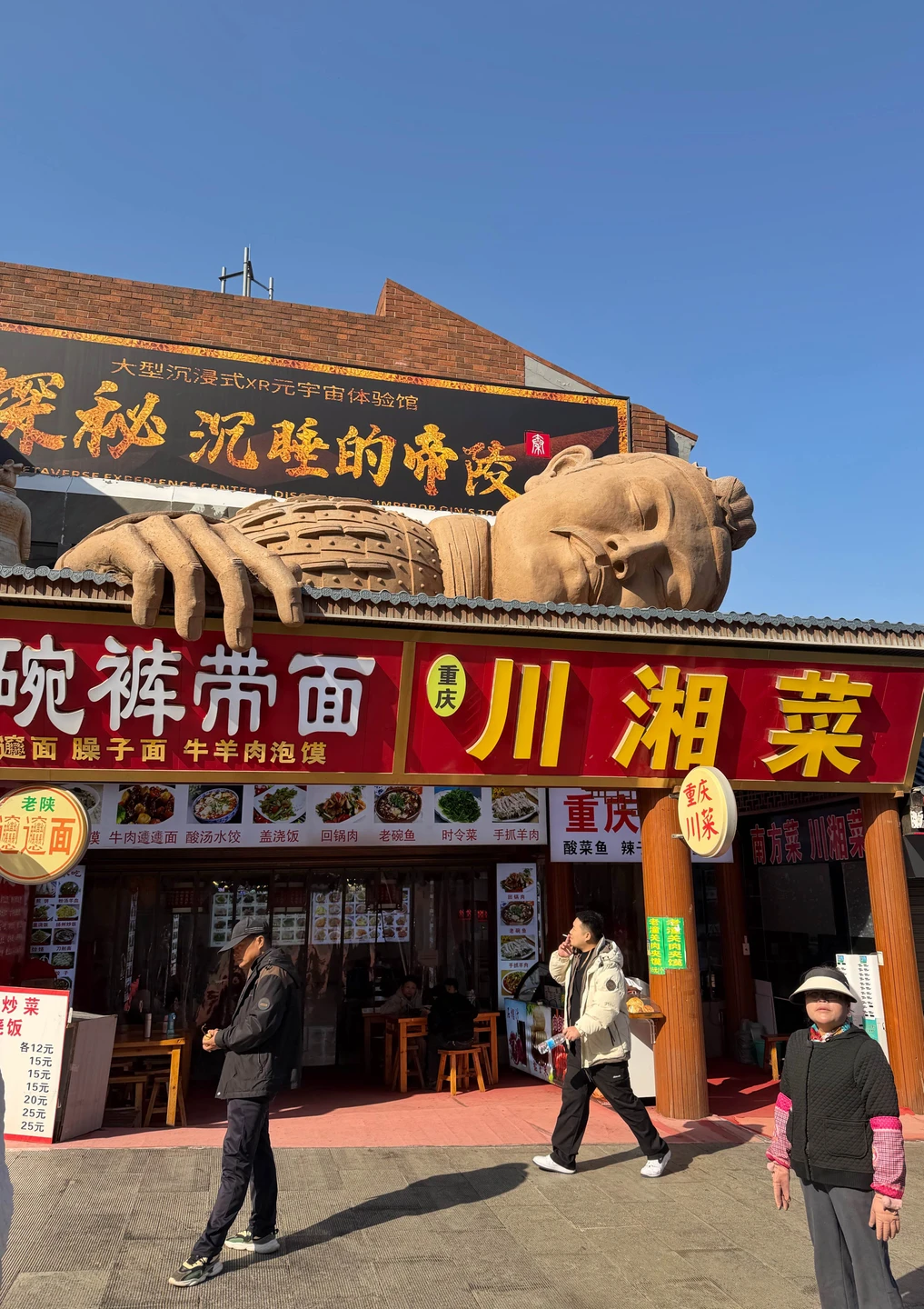 За наш многолетний опыт посещения экскурсий - это одна из самых лучших! Экскурсия очень хорошо продумана