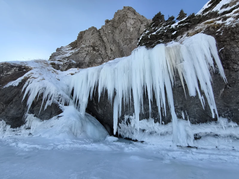 Бухта Тихая: ледопады хребта Жданко (из Южно-Сахалинска)
