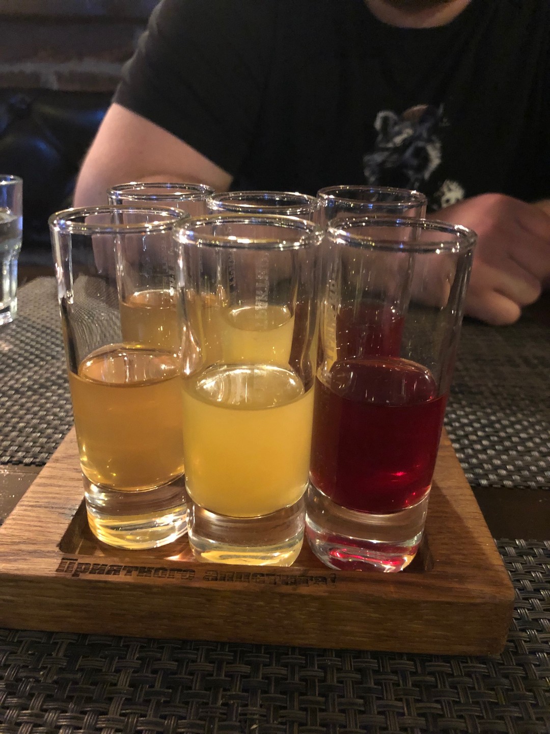 Отличная пешая экскурсия по центру Витебска, с посещением ресторанов. В первом ресторане угощают настойками (включено в