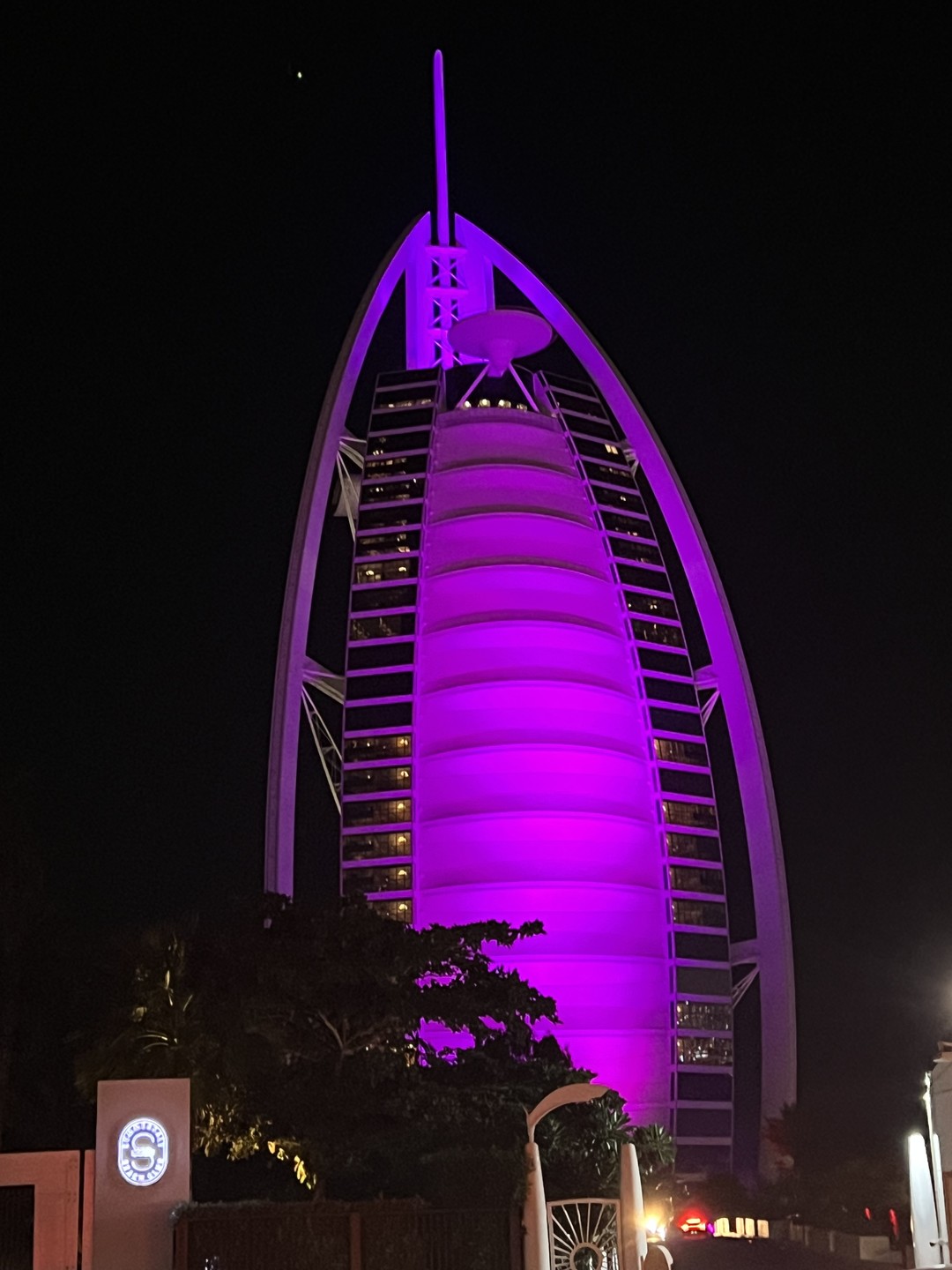 Экскурсовод Артур очень позитивный, отзывчивый, излучающий свет, любящий Дубай и своё дело человек! Прекрасная речь, много