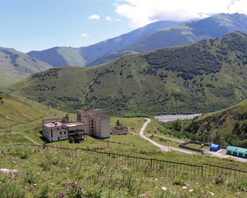 Горные качели над обрывом, город мертвых и Кармадон