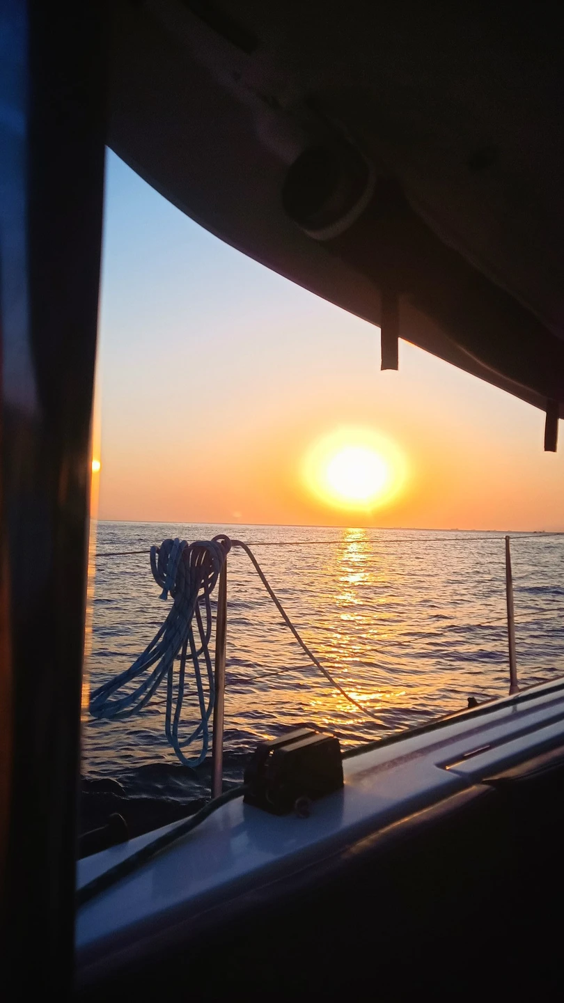 Всё прошло хорошо. Изначально думала, что будет пляж-пляж, но дикий пляж оказался скалой, в которой высечена