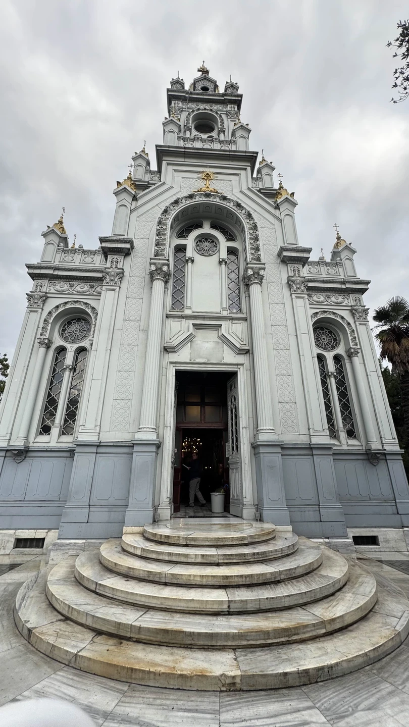 Хочу выразить огромную благодарность нашему гиду за увлекательную и информативную экскурсию по Стамбулу! Мы узнали много