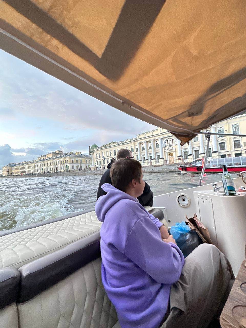 Отличная водная прогулка с Сергеем. Прошлись по основным водным артериям Санкт-Петербурга, вышли в залив. Можно сказать,