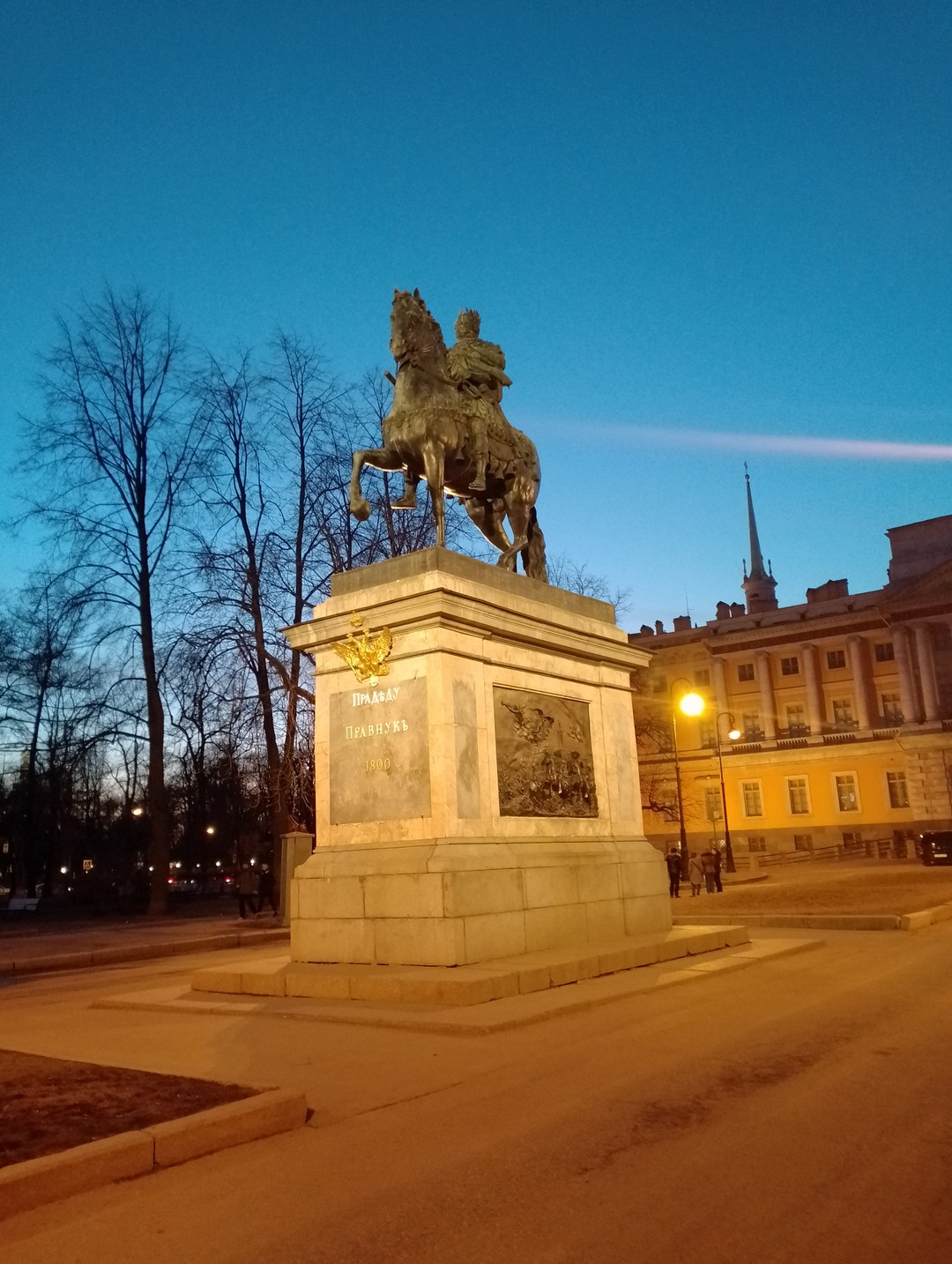 Трансфер на Tesla из аэропорта с экскурсией по Петербургу (Клавдия)