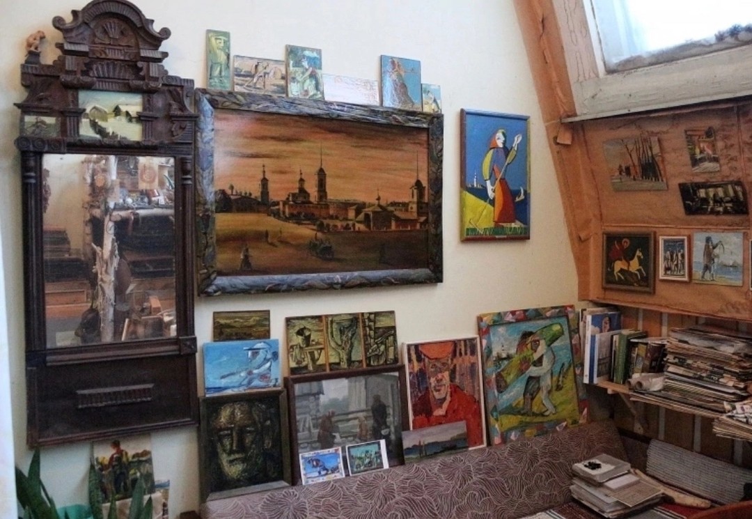 Экскурсия необычная. Вы поднимаетесь на 7 этаж, где под крышей дома была мастерская Генриха Асафова, художника.