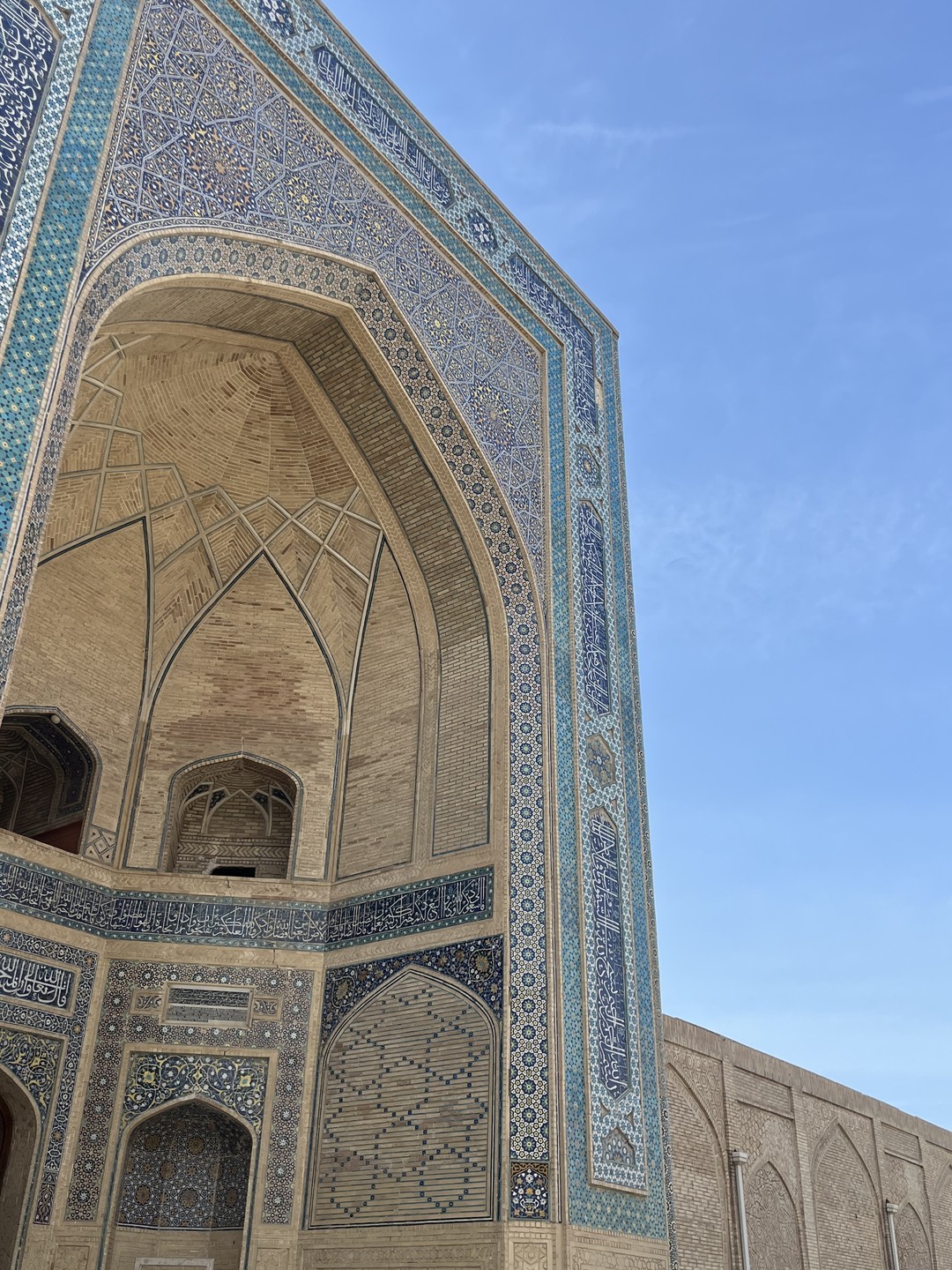 Даже не смотря на то, что на экскурсии была одна я - ее провели в полном объеме! Рассказы интересные, город прекрасный)