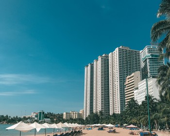 Пляжи, солнце и море
