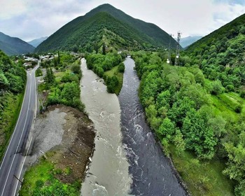 Жинвальское водохранилище, Ананури, арка Дружбы и церковь Святой Троицы