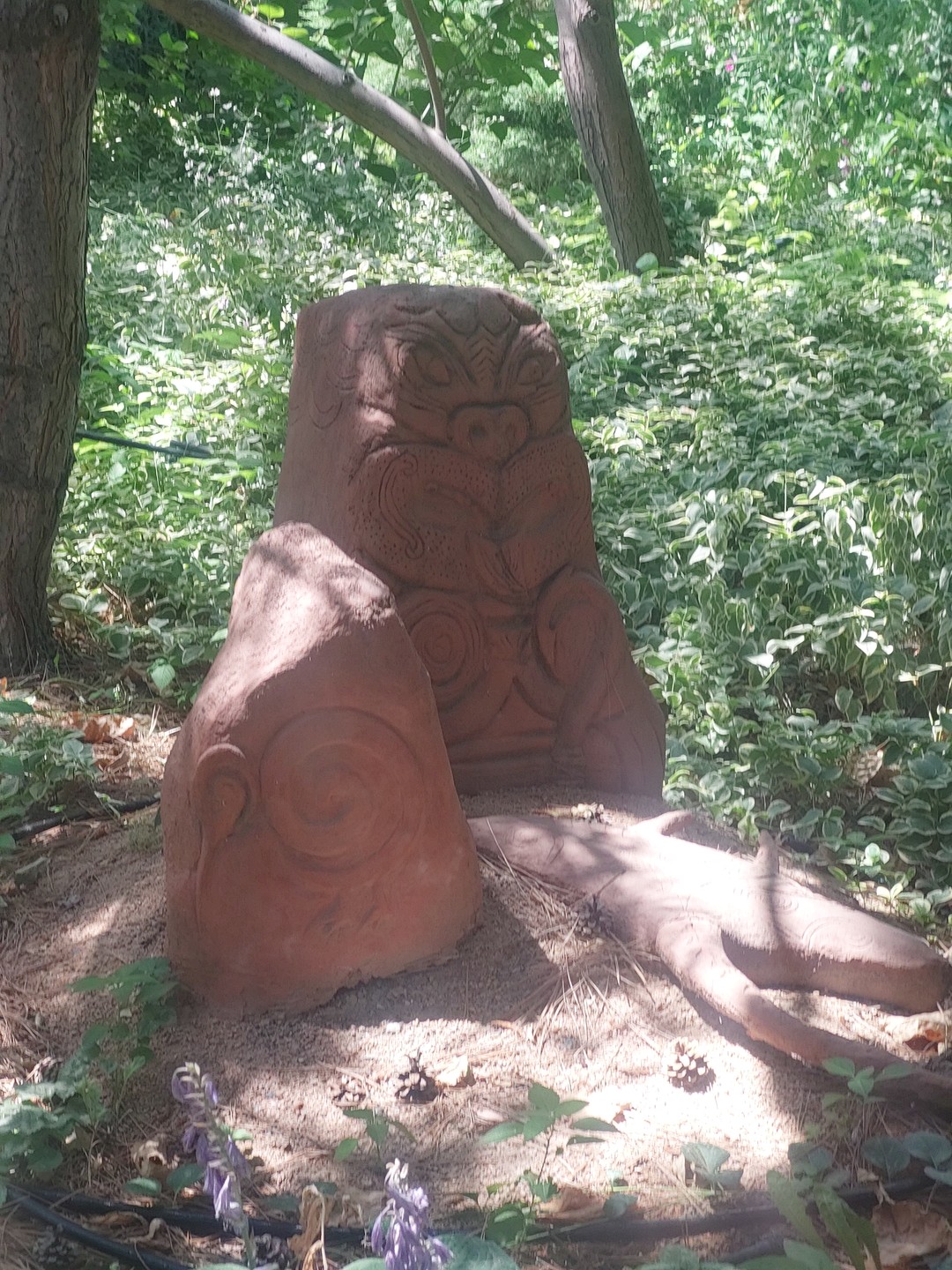 Водитель довез до винодельни, экскурсию проводил сотрудник винодельни. Шикарное место, красиво, необычно. Есть что посмотреть, где