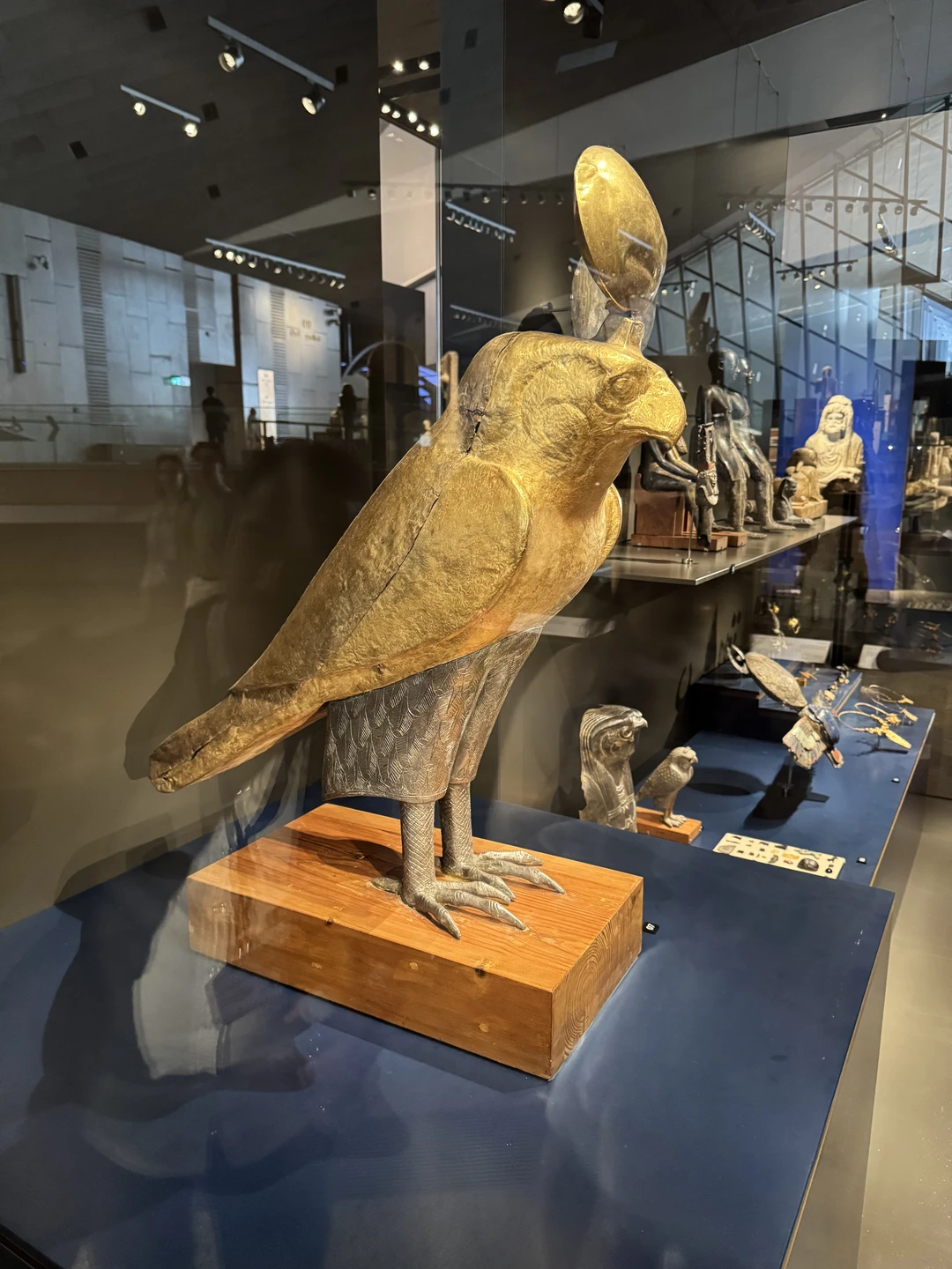 Ездили семьей, 2 взрослых и ребенок 5 лет. Автомобиль комфортный, доехали быстро и без проблем, за