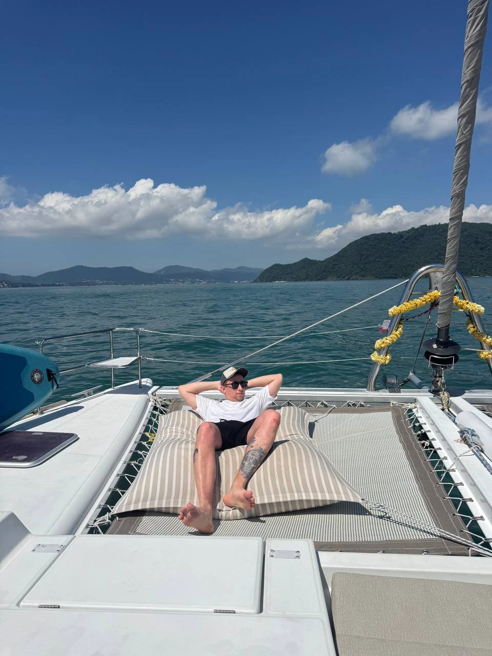 Это была невероятная поездка, полная солнца, моря и эмоций! Катамаран оборудован всем необходимым. Особенно порадовало место