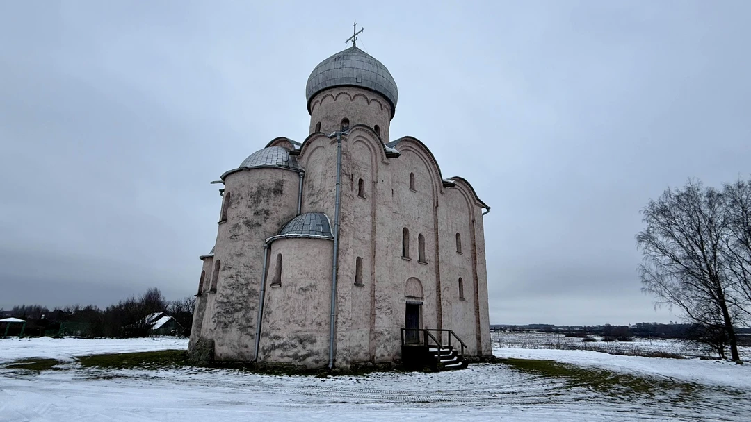 Конец ноября, утро, холодно, туристов нет, местные жители еще спят, мы в спокойном темпе проехали по