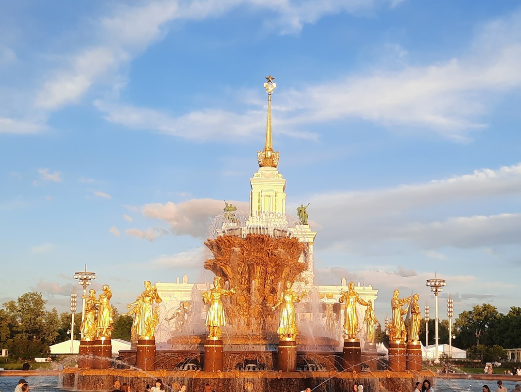 В Москве впервые. Очень хорошо, что мы взяли эту экскурсию. ВДНХ огромна…