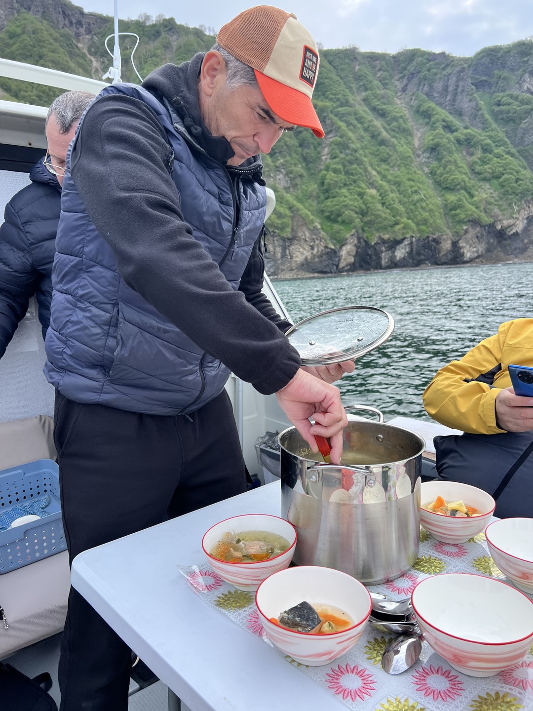 Нам все очень понравилось, ели вкусную уху, поймали рыбу, крабов, ежей. Пожалели только, что взяли короткий