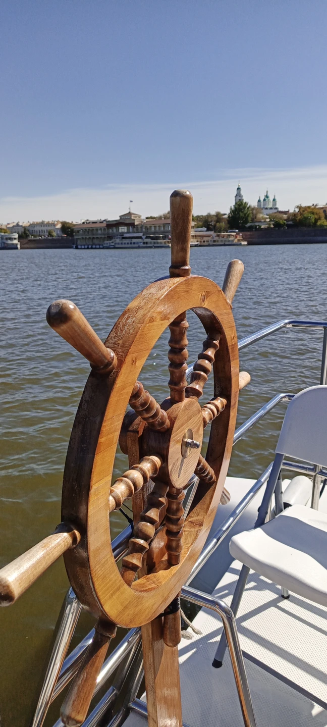 Вдоль набережных Астрахани - на катере с навесом (в группе) (Светлана)