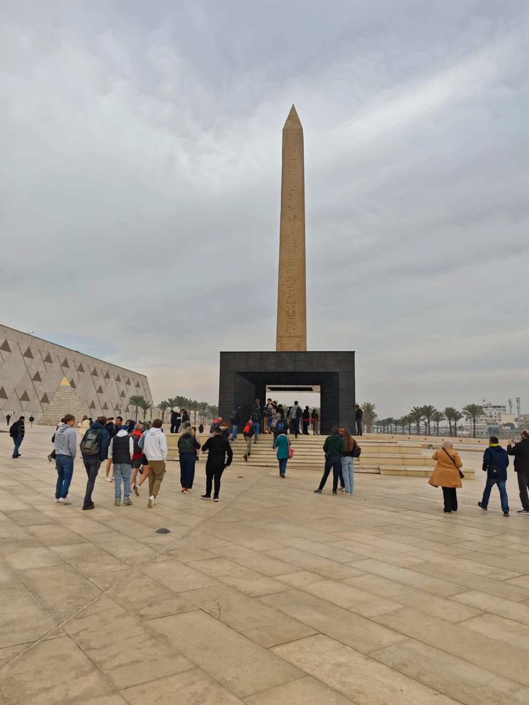 Это одна из лучших экскурсий в моей жизни. Самуил великолепно обрадован, очень корректный, интеллигентный. Знает очень