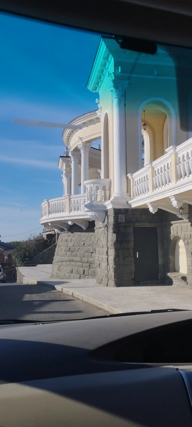 Рекомендую Андрея, как отличного гида, знающего рассказчика и опытного водителя! Помимо природного спа мы смогли посетить