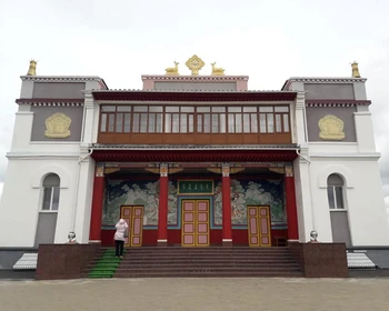 Цветущие поля тюльпанов, буддийский хурул, экскурсия по Элисте и знакомство с культурой: мастер-классы, дегустация, фотосессия в костюмах