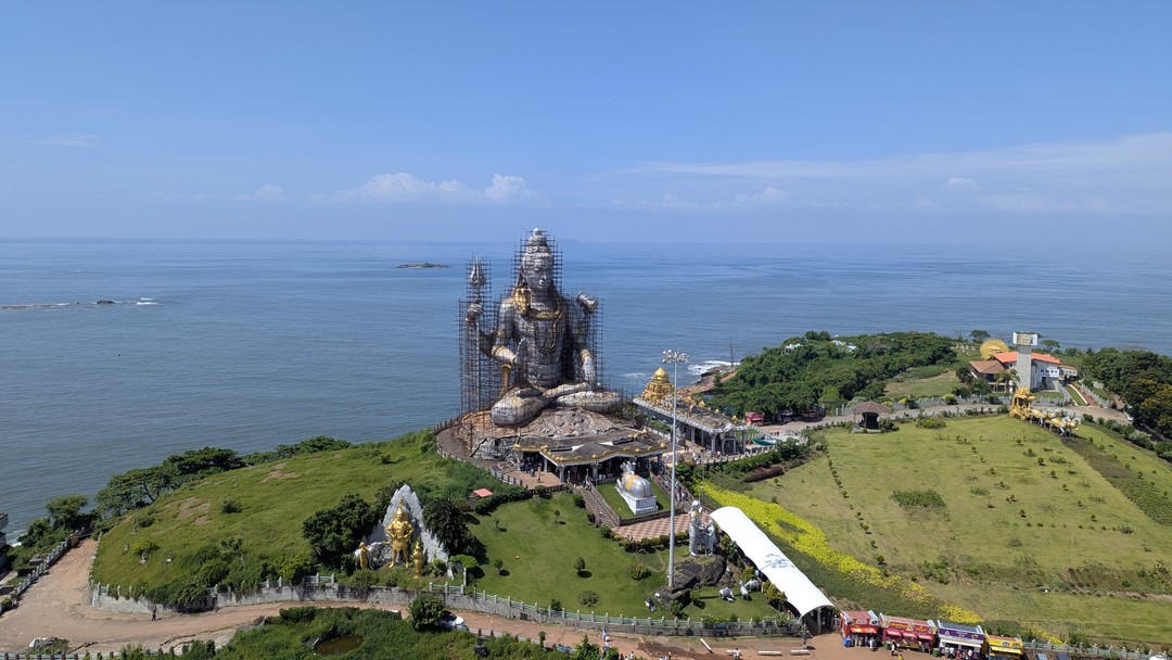 Гид был Роман. Если будет возможность - выбирайте его, прекрасный рассказчик, многое знает, держит темп и