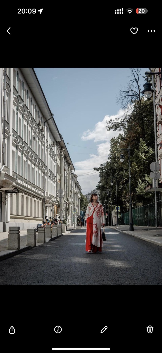 Очень классные получились и экскурсия, и фотосессия! Александр интересно рассказывал, много необычных фактов, помогал в позировании