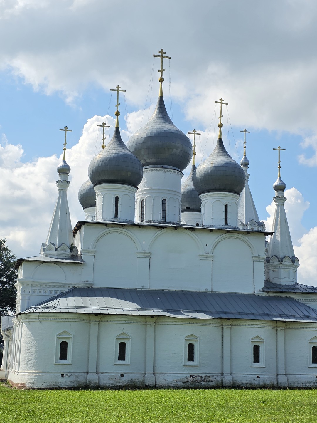 Романо-Борисоглебск - маленький городок с богатой историей. Здесь нет моста между романовским и борисоглебским берегами, поэтому