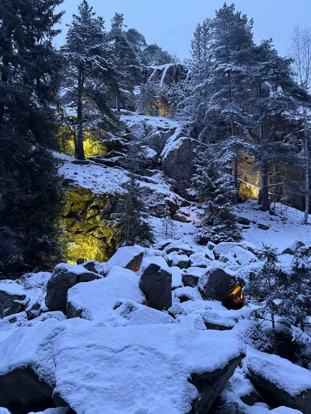 Программа очень понравилась, весь день были заняты, посетили очень красивые и разные места. Также были и активности в виде снегоходов и айсфлоатинга.