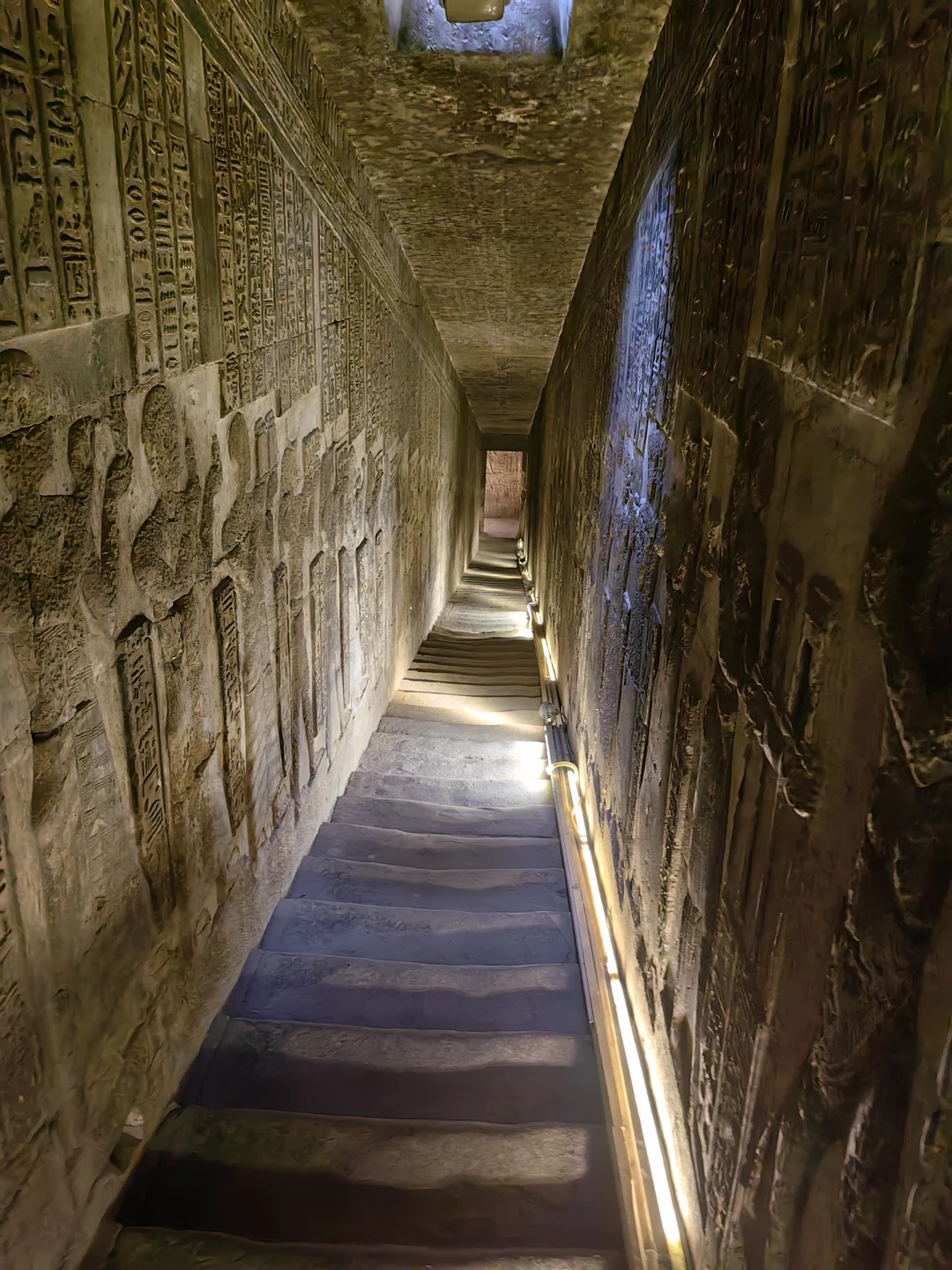 Все понравилось. Нас забрали из отеля утром в 4-15, что позволило нам миновать толпы людей. Экскурсию