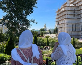 Знакомство с Дивеевским женским монастырём, Святая канавка, участие в службах по желанию