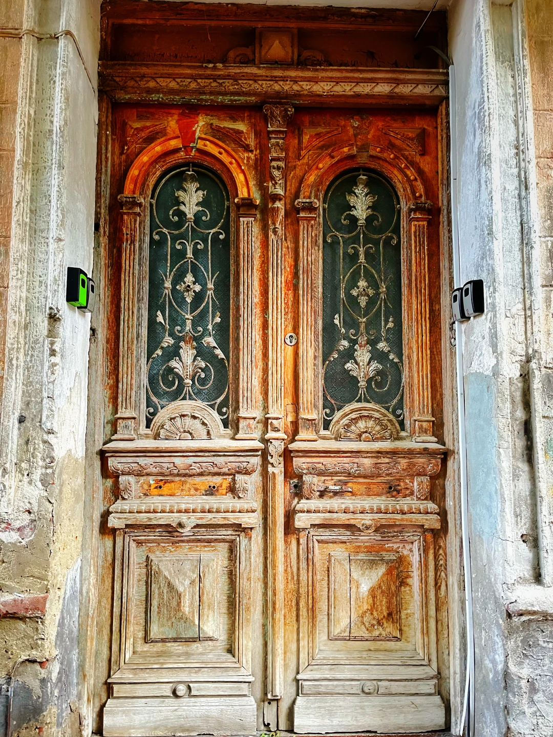 Чудесная получилась прогулка. Мы потихоньку продвигались по маршруту из файлика, с перерывами на кофе и барчики