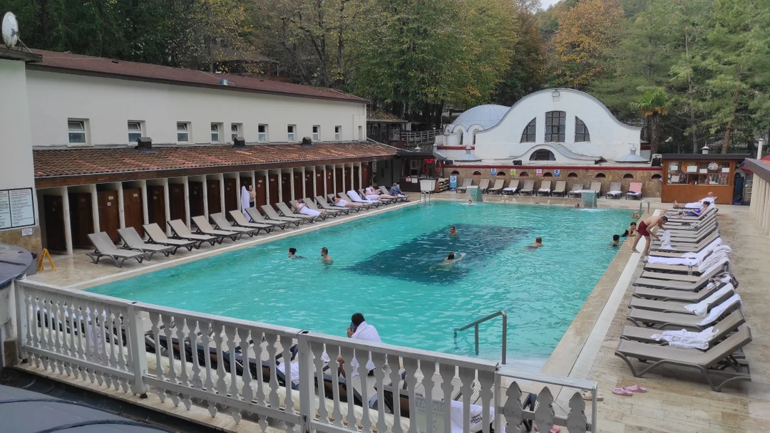 Отличный гид, прекрасный маршрут с паромом по мраморному морю. Напомнило термальные источники в Будапеште, но здесь