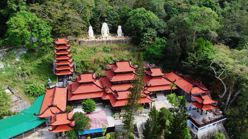 Горячие источники Бинь Чау и буддийские святыни на горе Таку