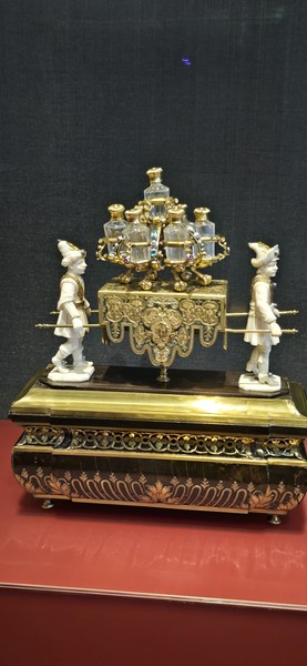 Евгений потрясающий ГИД. знающий историю Праги и Дрездена со всеми датами и правителями. наша семья была