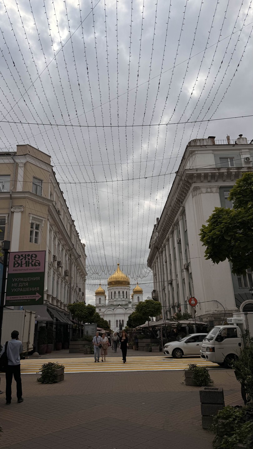 Василий очень глубоко разбирается в предмете. Погружает в историю города. Для меня только несколько длинновато, 3 часа