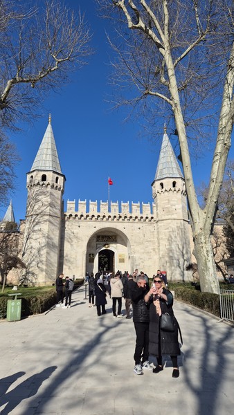 Были на экскурсии семьей. За 4 часа обошли почти все главные достопримечательности старого города Стамбула. Очень