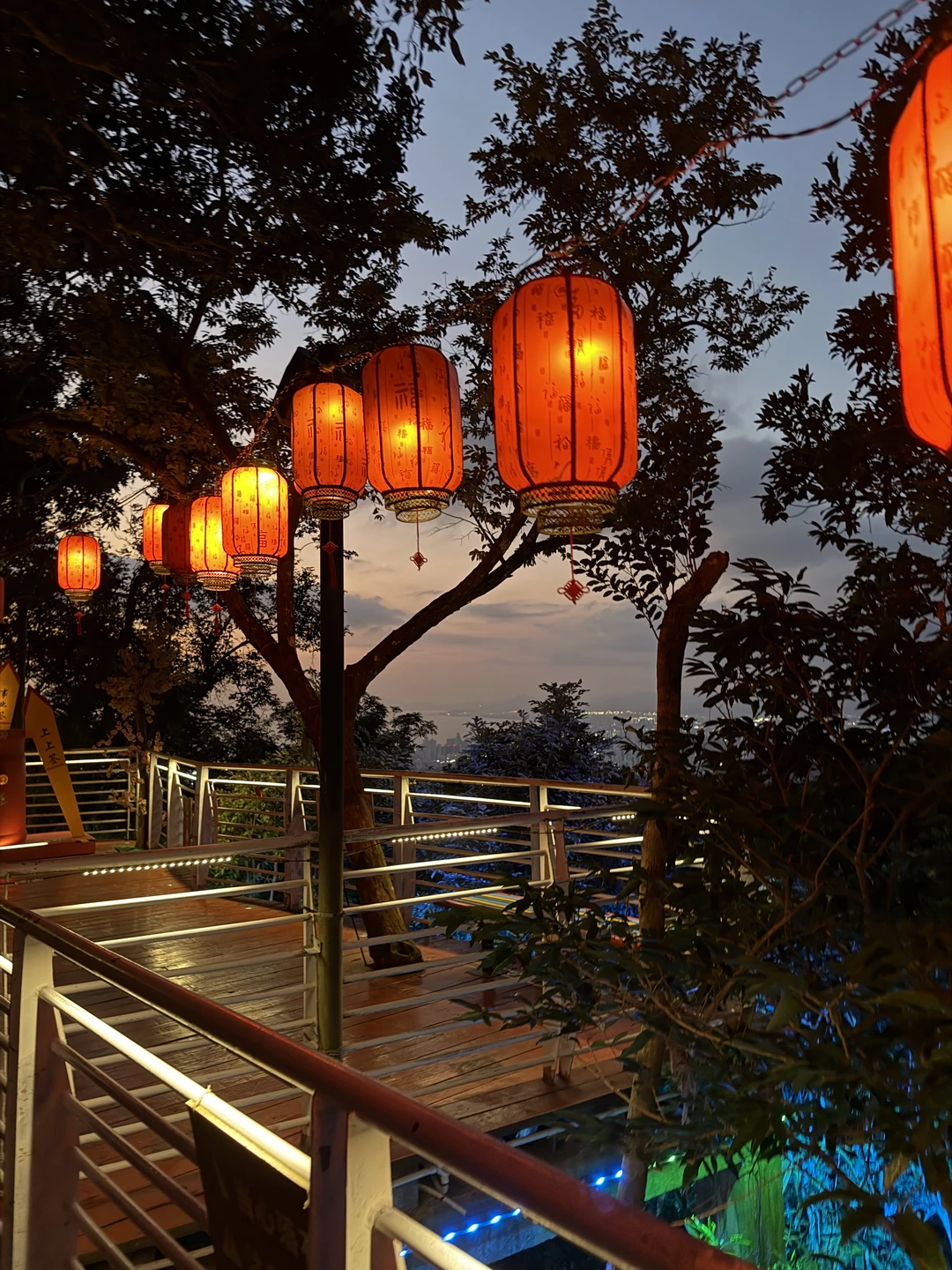 Экскурсия прошла отлично. Андрей интересный собеседник, рассказал и показал очень много нового и познавательного. Заезжали на