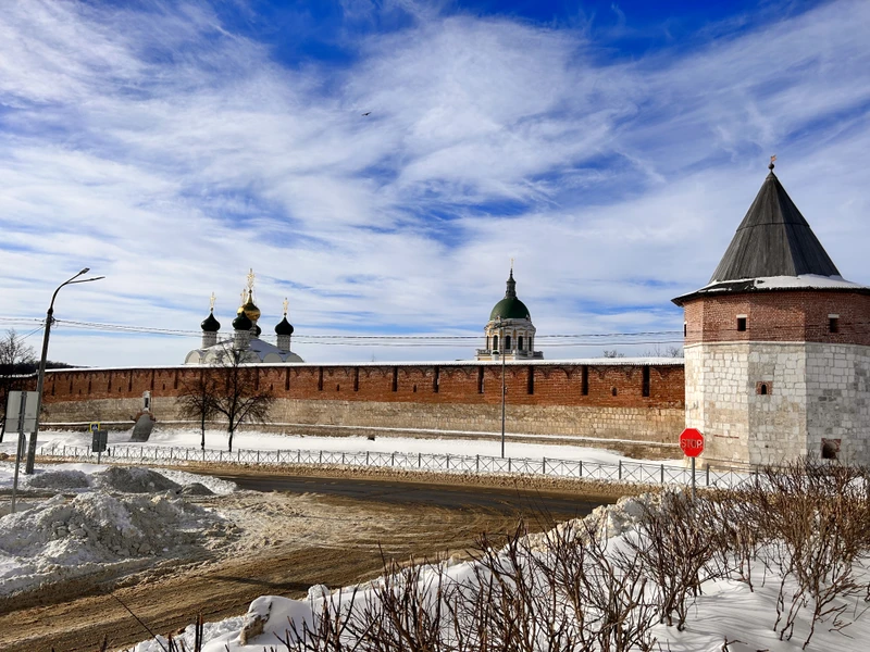 Юлия, замечательный экскурсовод! Интересно рассказывает, советует куда сходить, прислала много контактов кафе. Было очень ветрено и