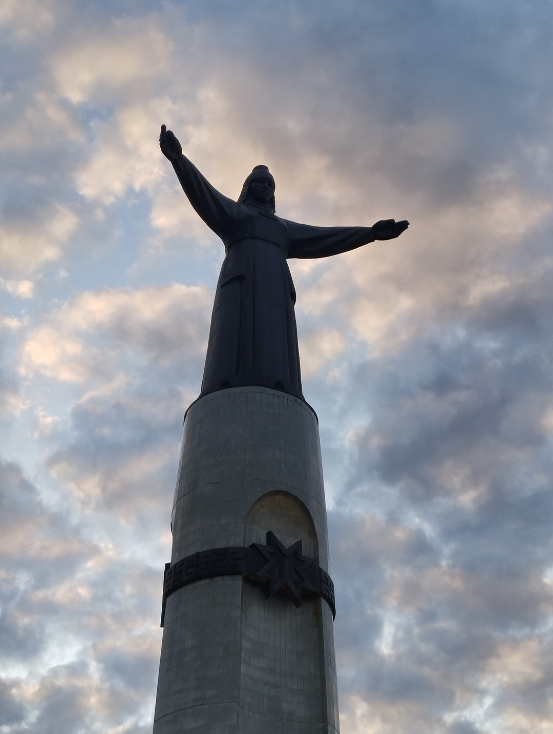 Рекомендую. Валерий провел экскурсию на отлично. Доступным языком, без лишней информации ввел в курс от истории
