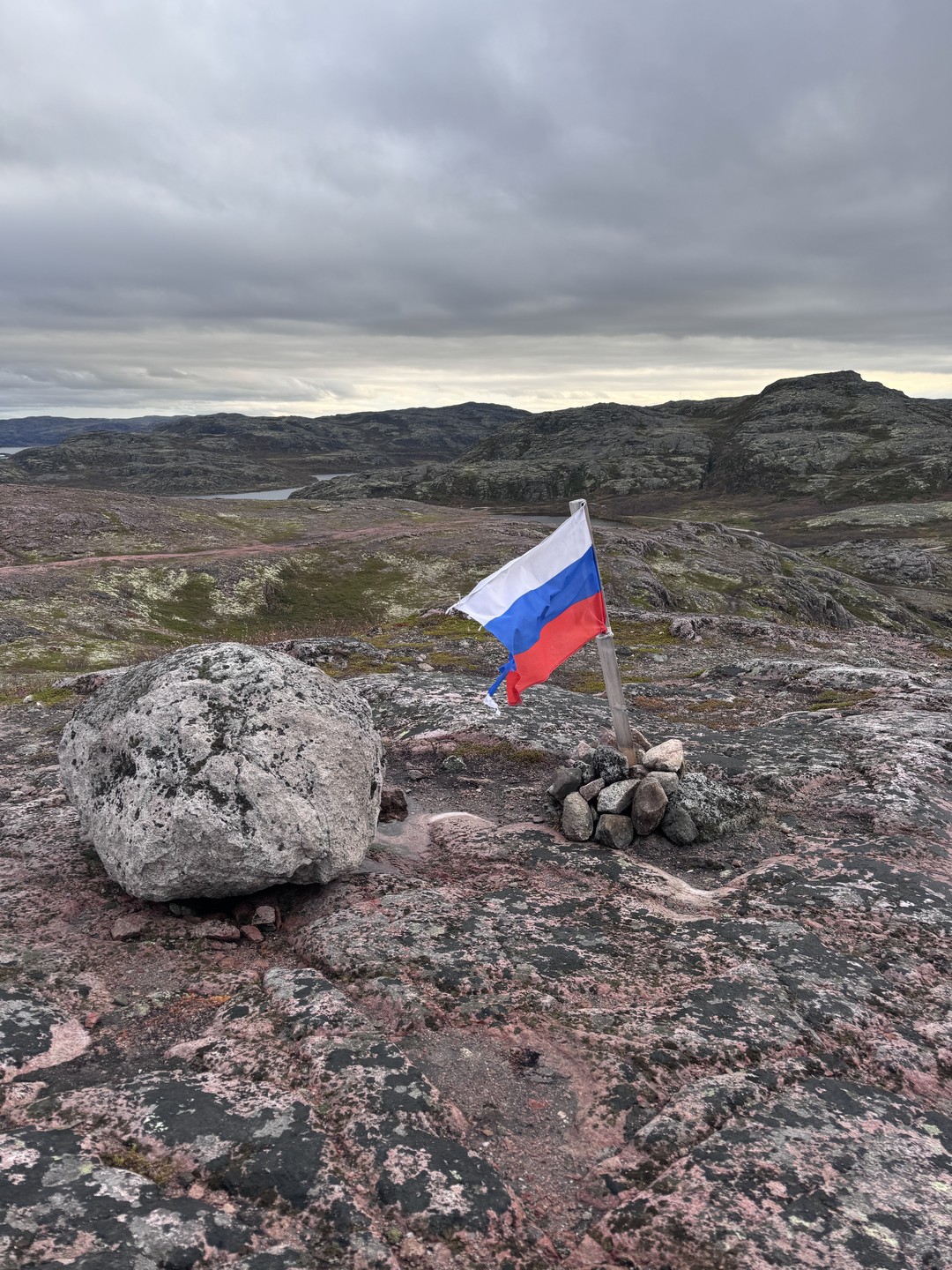 Хочется выразить огромную благодарность нашему экскурсоводу Денису! Человек действительно спец в своем деле. Утром согласно договорённости,Денис