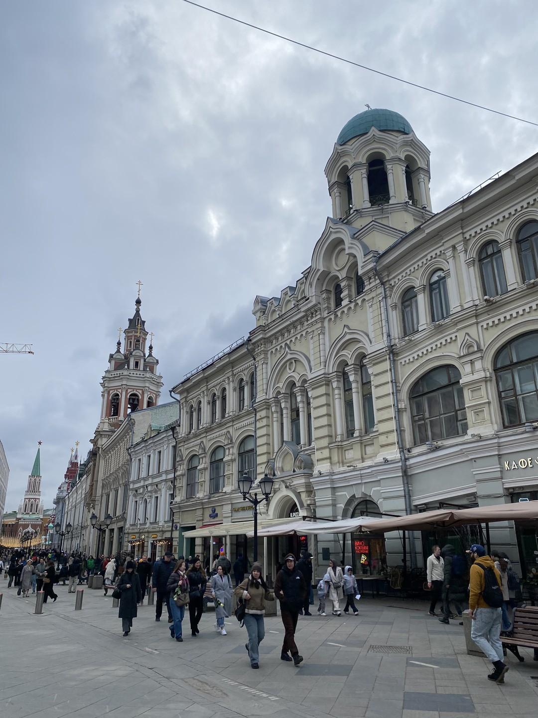 Спасибо Дмитрию за экскурсию. Много лет живем в Москве, казалось знаем город, а тут прошлись по