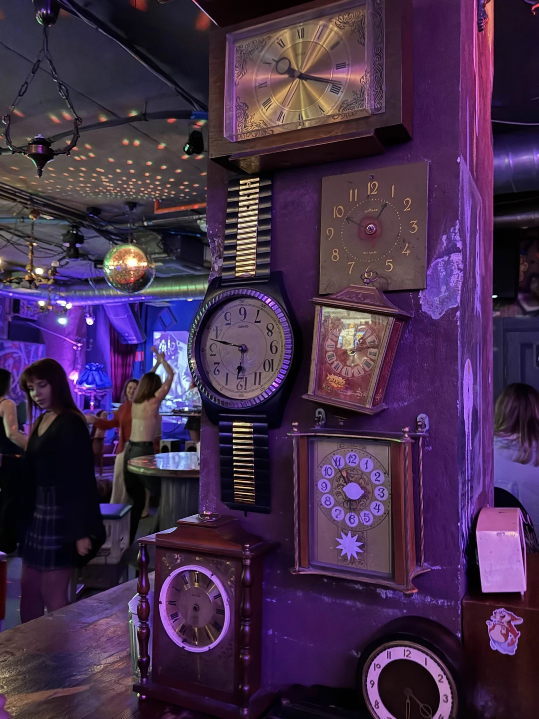 Все прошло отлично, очень классные атмосферные бары, контингент везде разный, но все было прилично!