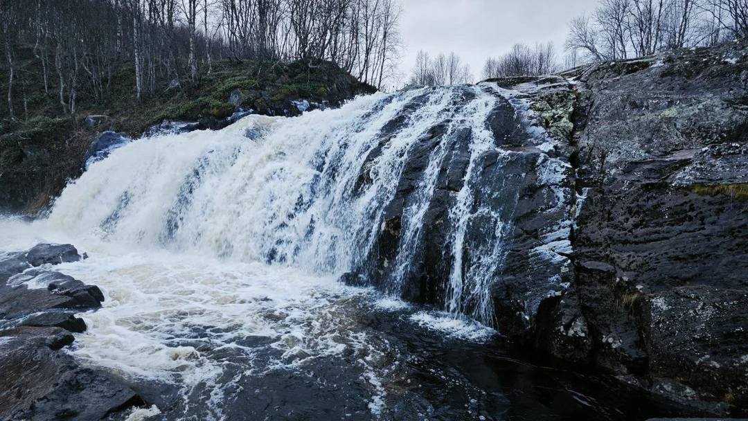 Добрый день! Были в Мурманске в конце октября. Интересная экскурсия по красивым местам севера на комфортном