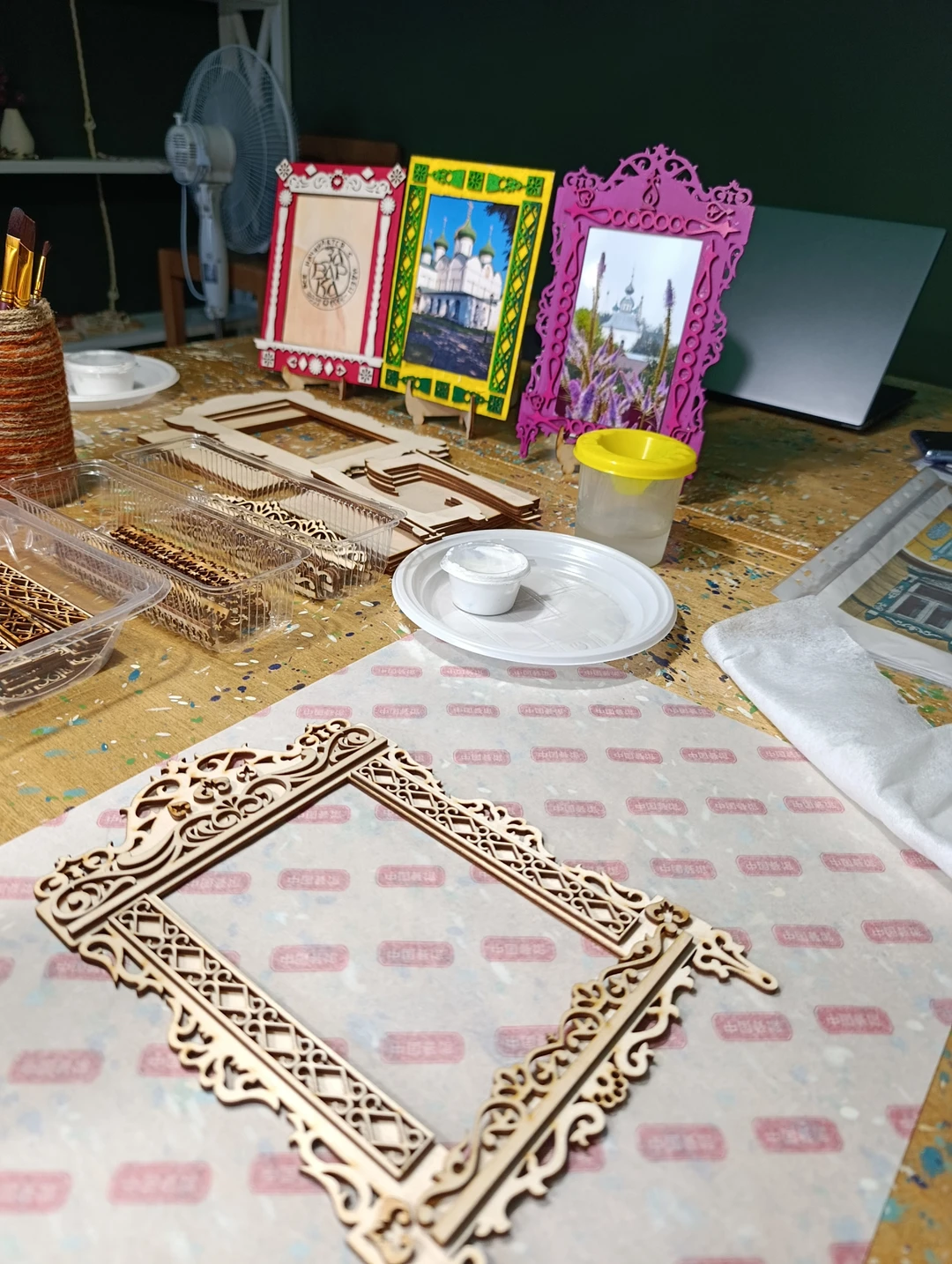 Полюбовавшись наличниками Суздаля, решили сходить на этот мастер-класс. Понравилось всё: от студии до результата! Работать с