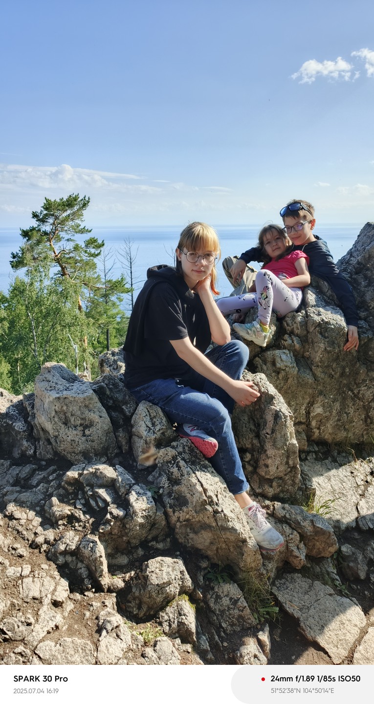 В экскурсии нас сопровождала Ольга. Зная, что я буду с детьми наш гид подготовила угощения. Мы