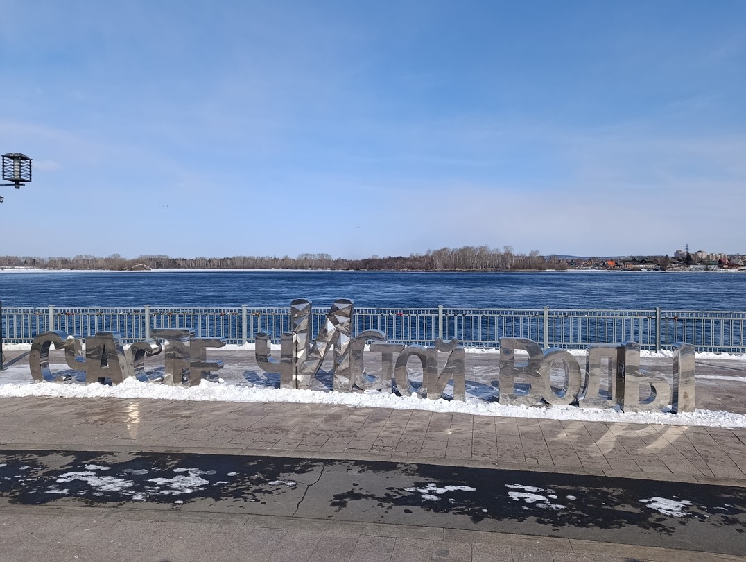 Прогулка по улицам Иркутска просто отличная! Несмотря на холод и ветер(в основном на набережной) было очень