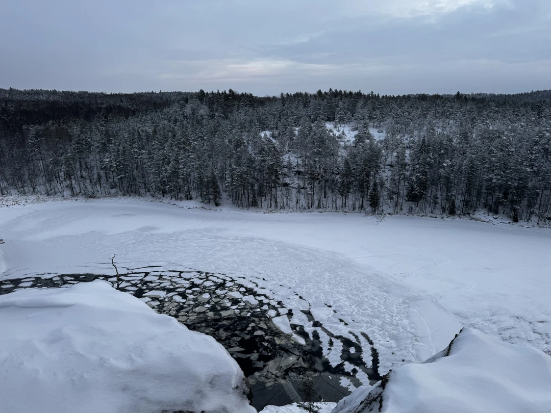 Отправлялись в путешествие на январских праздниках в 10 утра: были самыми первыми в заливе, разбивали лед, получился дополнительный сюрприз)
