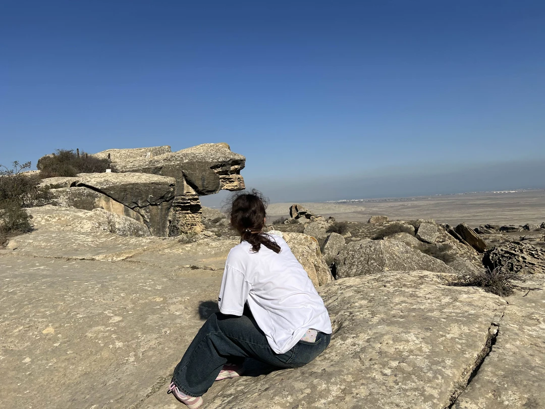 Экскурсию в Огненный Гобустан нам провел Джавид. Очень внимательный человек! Подстраивался под наш темп, выполнял наши
