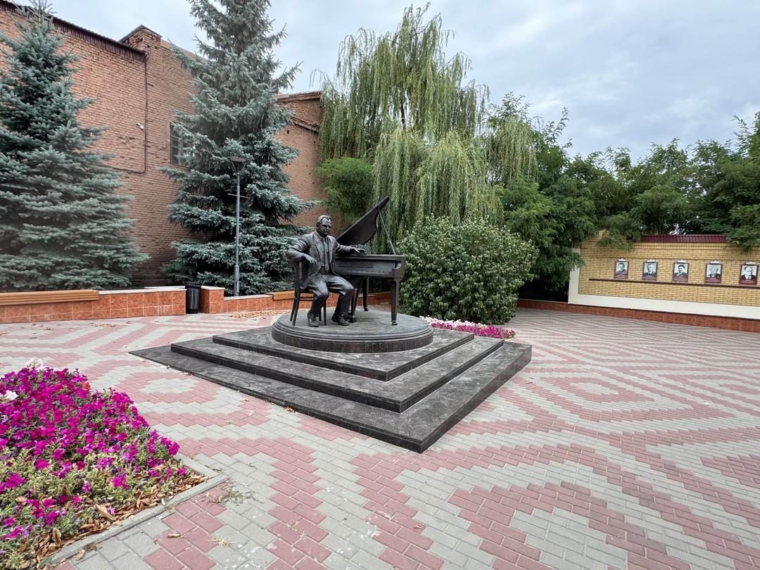 Замечательный экскурсовод! Очень увлекательно и интересно, время экскурсии пролетело очень быстро и хотелось слушать рассказчика еще